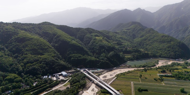 眉太高速公路老爷岭隧道远眺.jpg