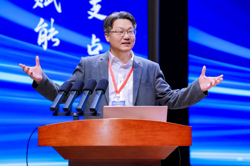 15、北京大学政府管理学院教授，人工智能研究院与海洋经济研究院研究员沈体雁作题为《建设哲学社会科学大模型，发展AlforSoci