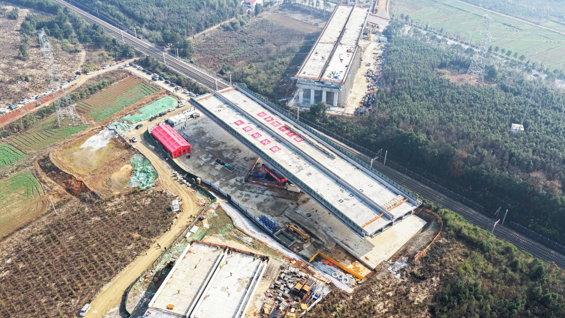 70分钟穿越京广线！咸宁南外环枢纽铁路桥顺利逆转