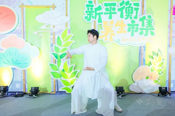 全国武术冠军张峰现场八段锦教学.jpg
