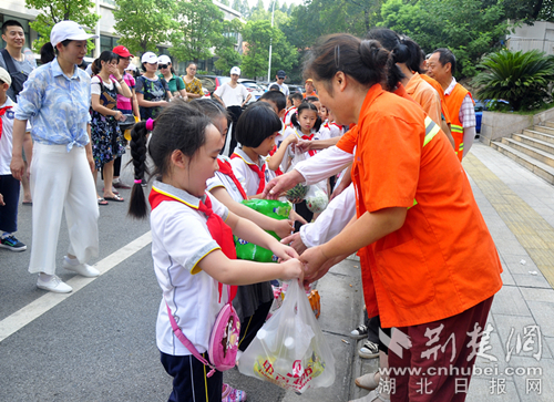 武昌水果湖第二小学学生街头慰问环卫工人